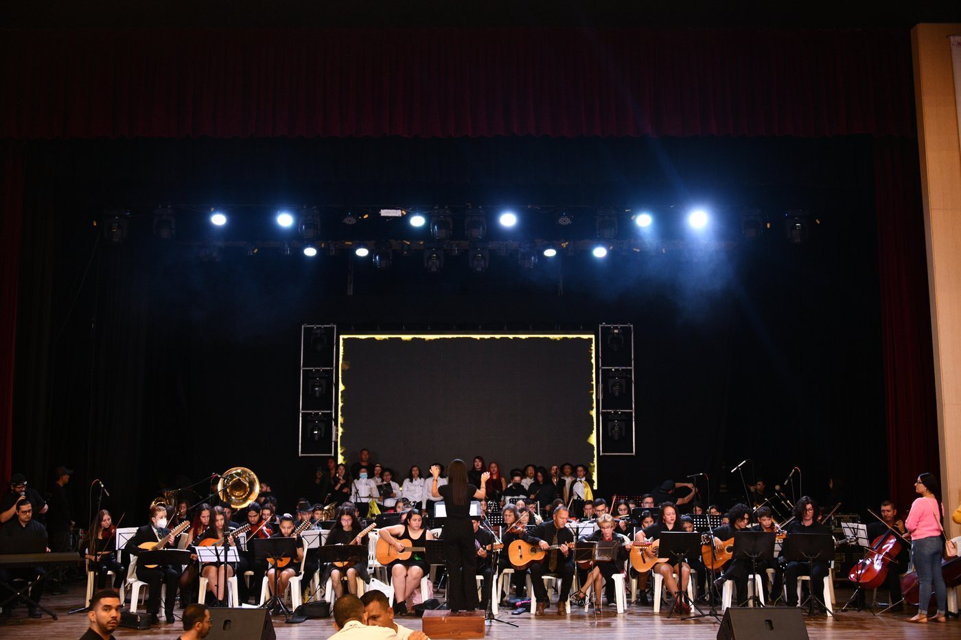 Jóvenes en una orquesta musical