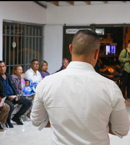 Mauricio Martínez conversando con la comunidad